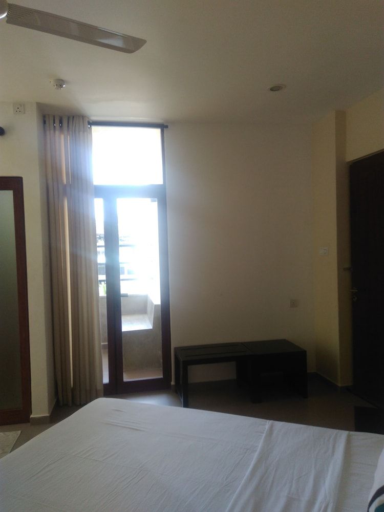 Saninro Hotel Ragama Single Room 6