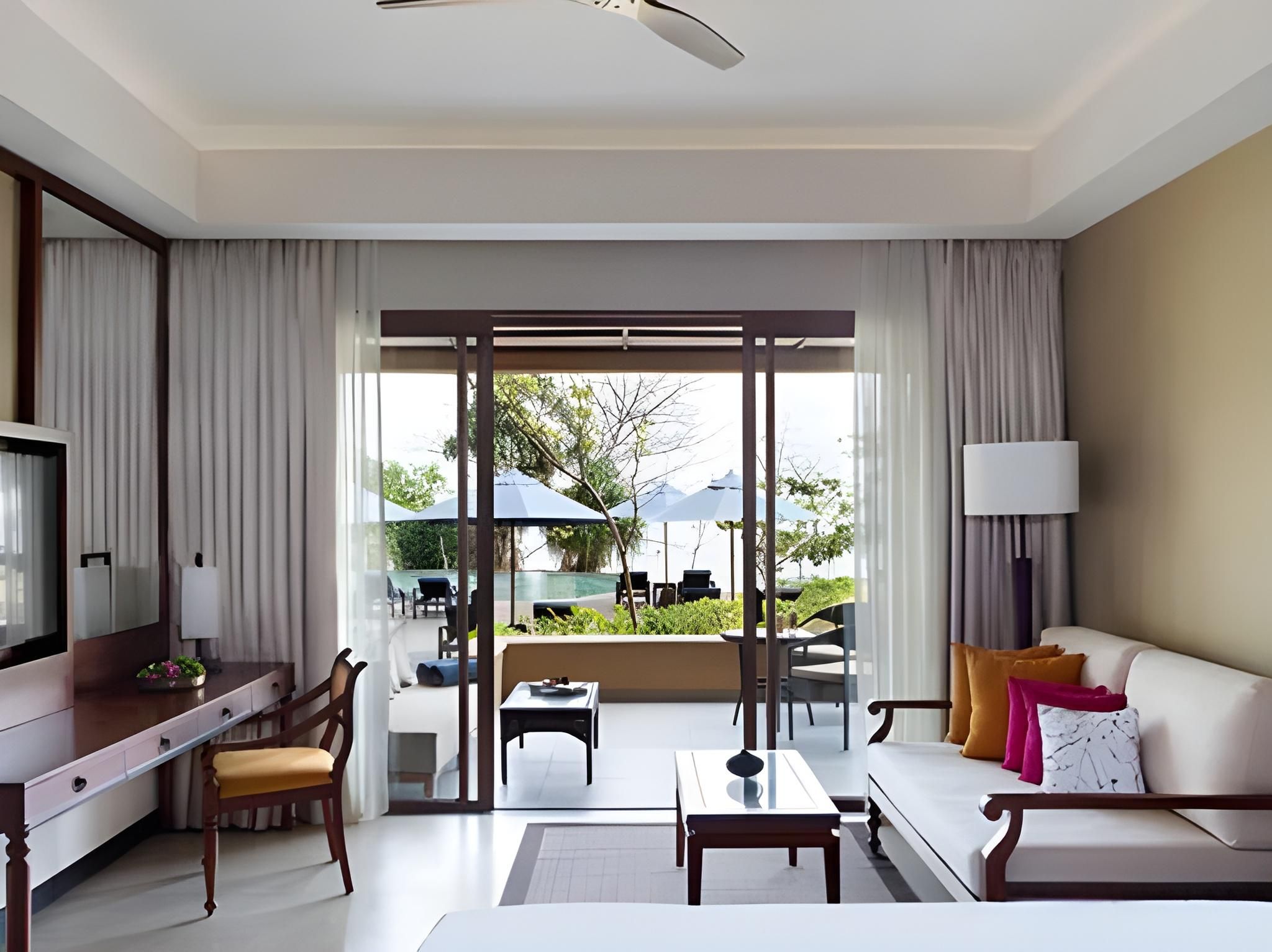 Deluxe Poolside Room