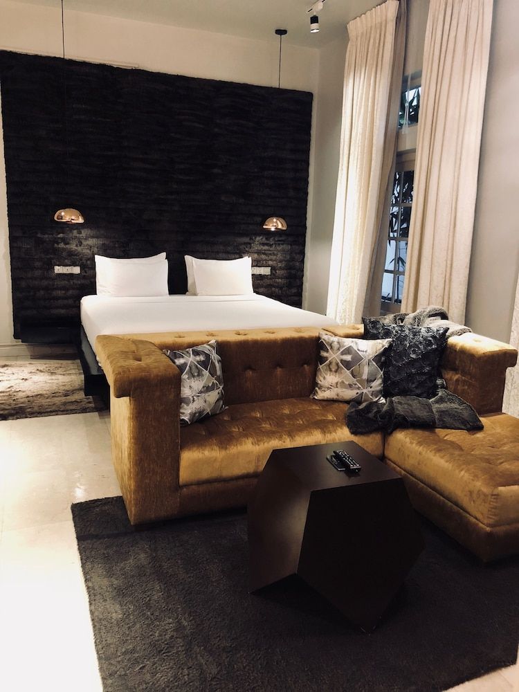 Villa Raha Poolside Suite 11