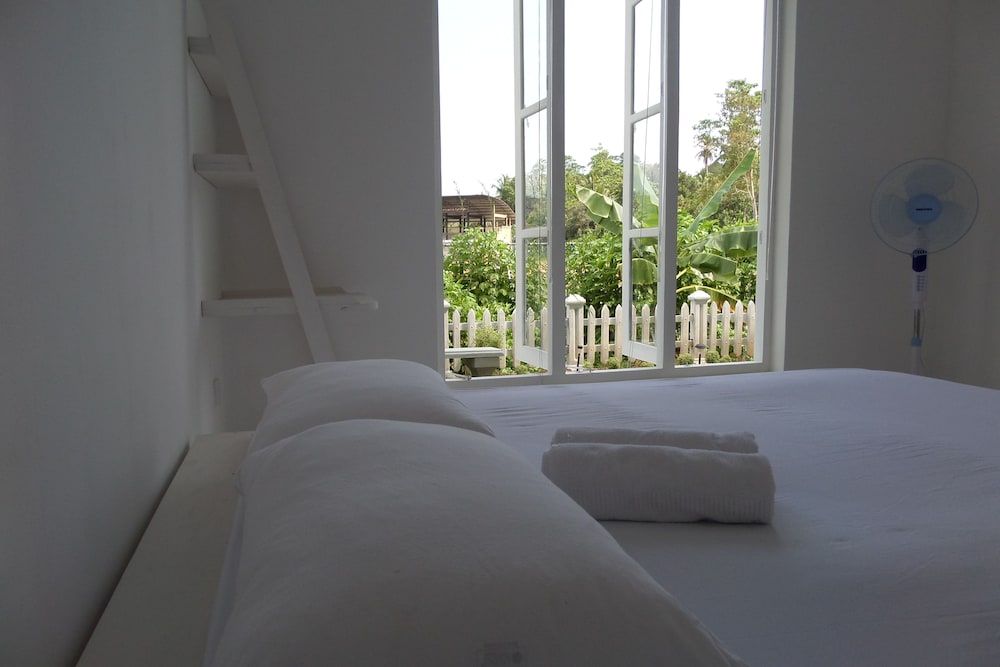 Luxury Apartment, 1 King Bed, Garden View, Garden Area