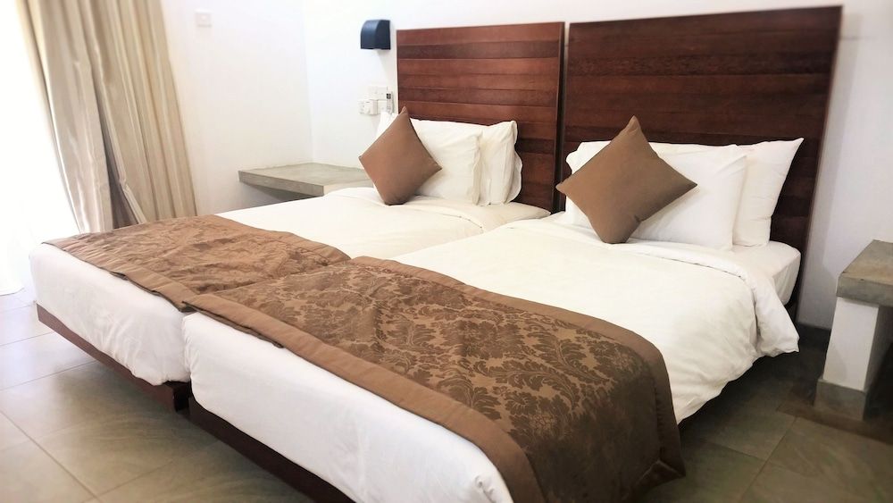 Amaranthe Bay Economy Room 2