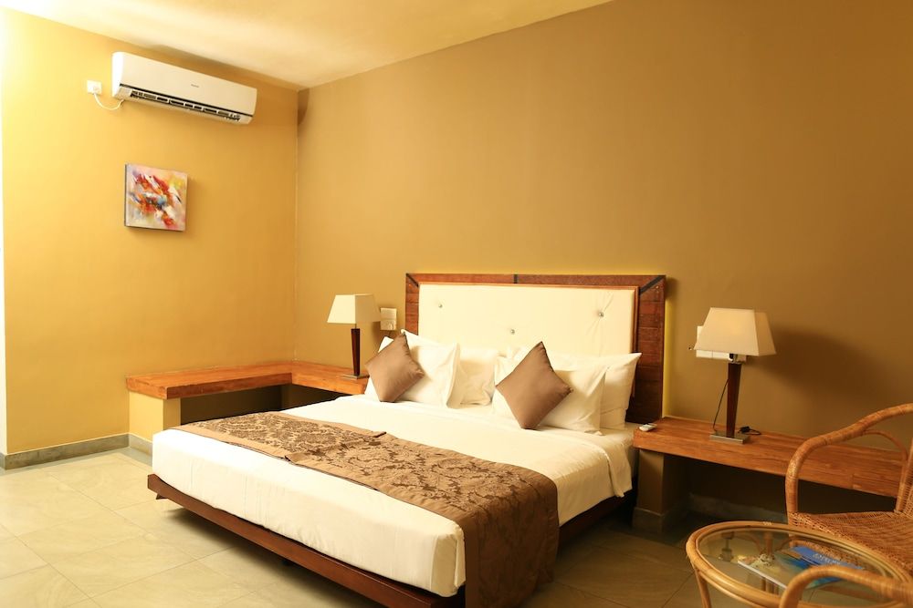 Amaranthe Bay Economy Room