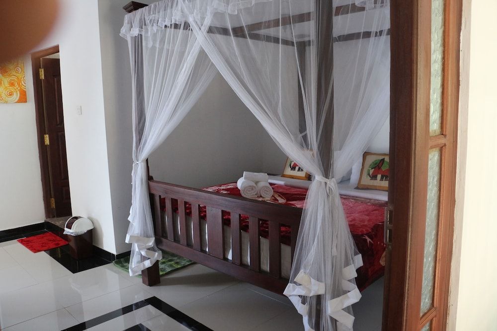 The Richmond House Grand Standard Room 14