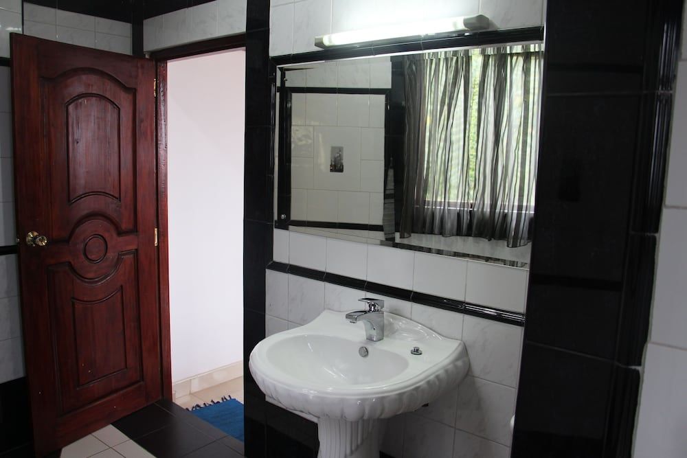 The Richmond House Grand Standard Room 11