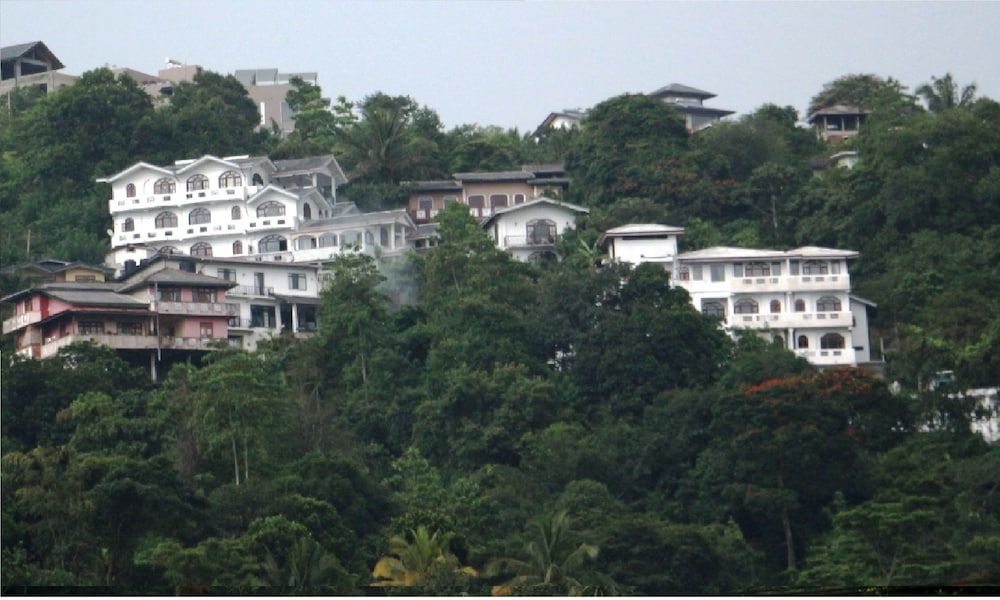 The Richmond House Grand Standard Room 8