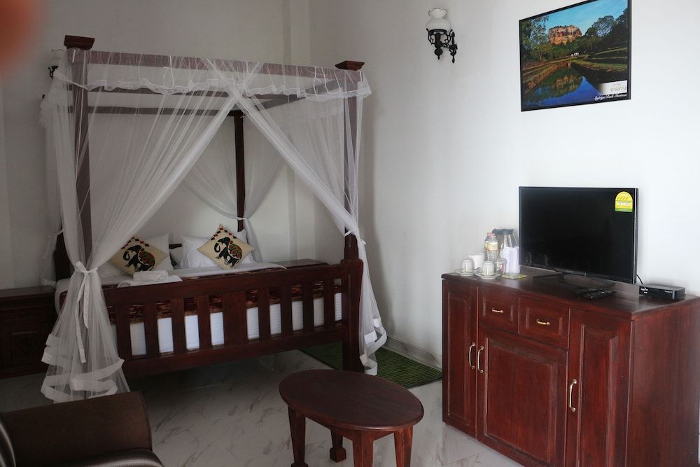 The Richmond House Grand Standard Room 13