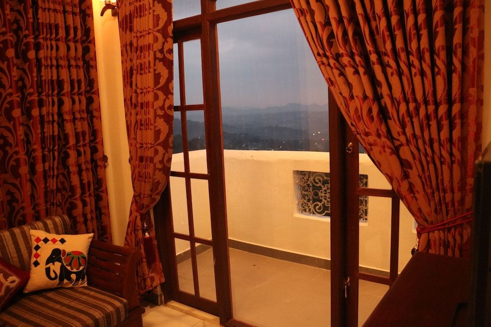 The Richmond House Grand Standard Room 16