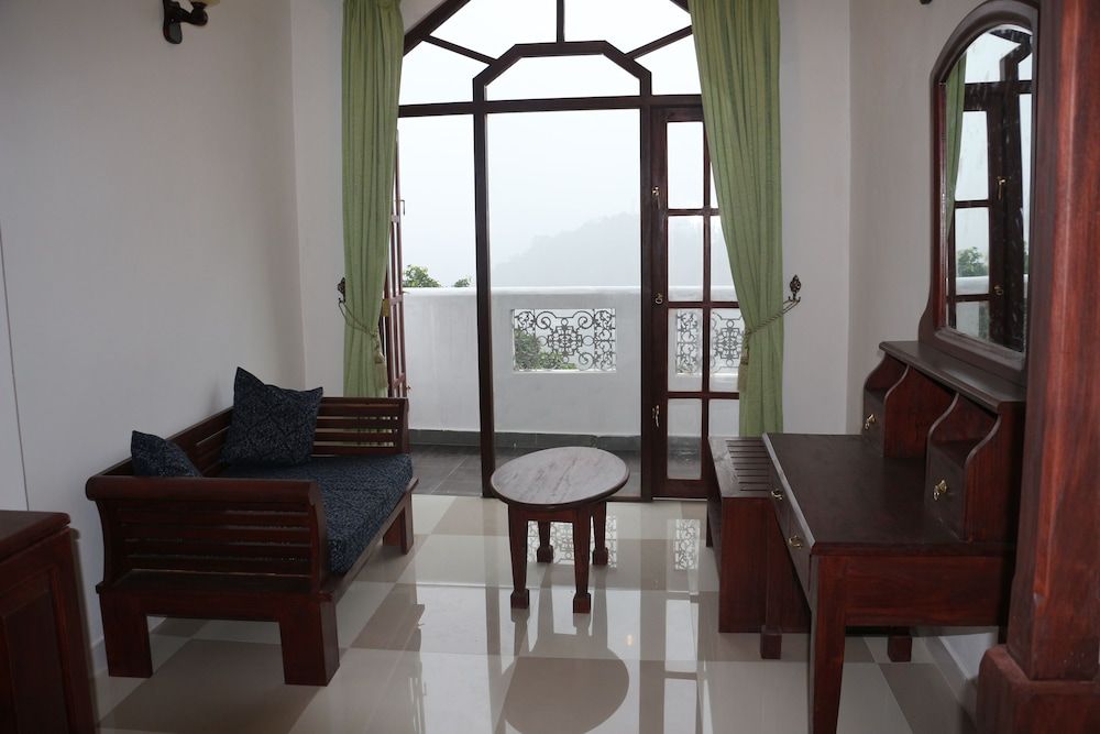 The Richmond House Grand Standard Room 17