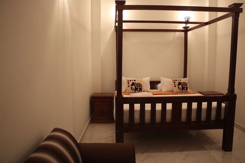 The Richmond House Grand Standard Room 15