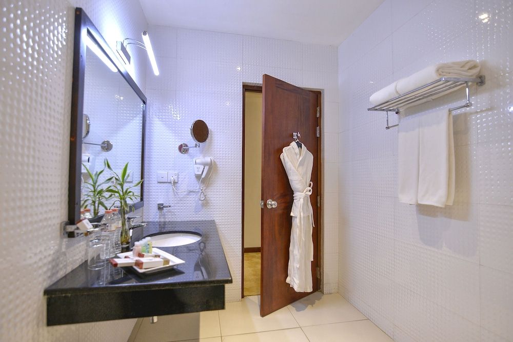 Royal Kandyan Standard Room, 1 King Bed, Non Smoking 6