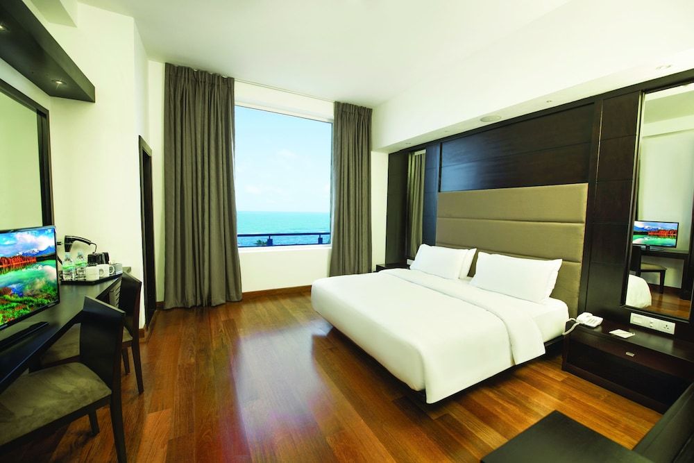 Fair View Hotel Colombo Deluxe Triple Room 2