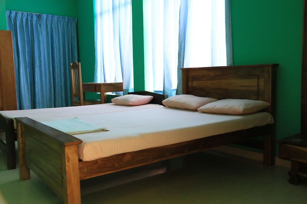 Kings Hotel Restaurant & Bar Comfort Triple Room, City View 3