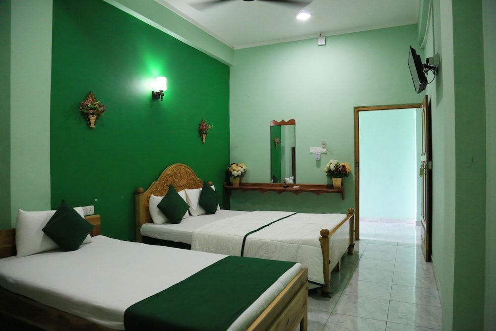 Kings Hotel Restaurant & Bar Family Triple Room, City View