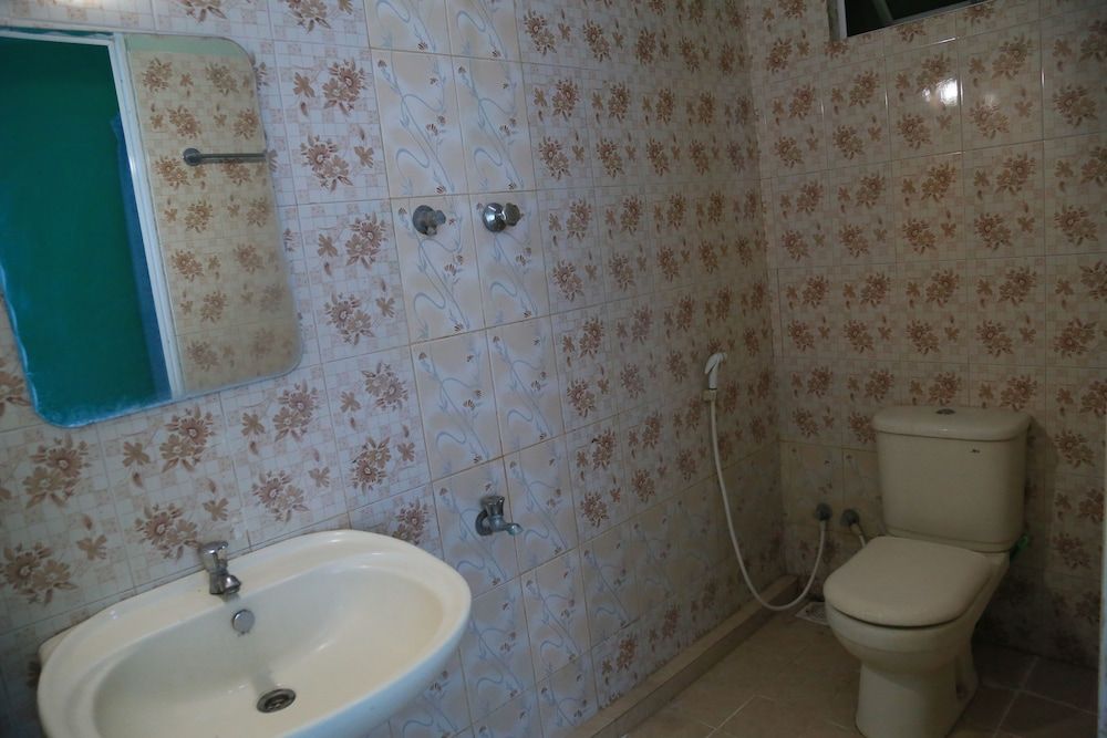 Kings Hotel Restaurant & Bar Family Triple Room, City View 10