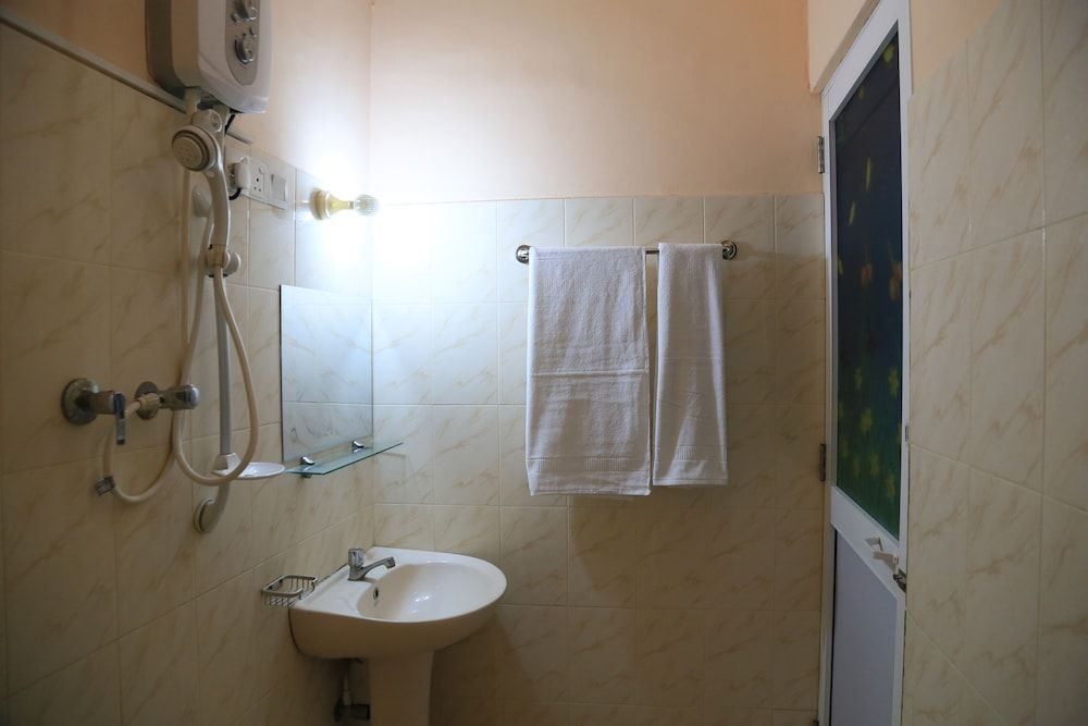 Kings Hotel Restaurant & Bar Comfort Triple Room, City View 9