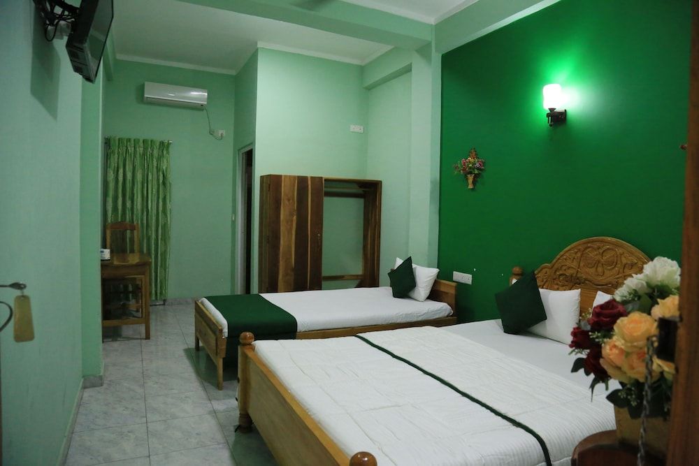 Kings Hotel Restaurant & Bar Family Triple Room, City View 5