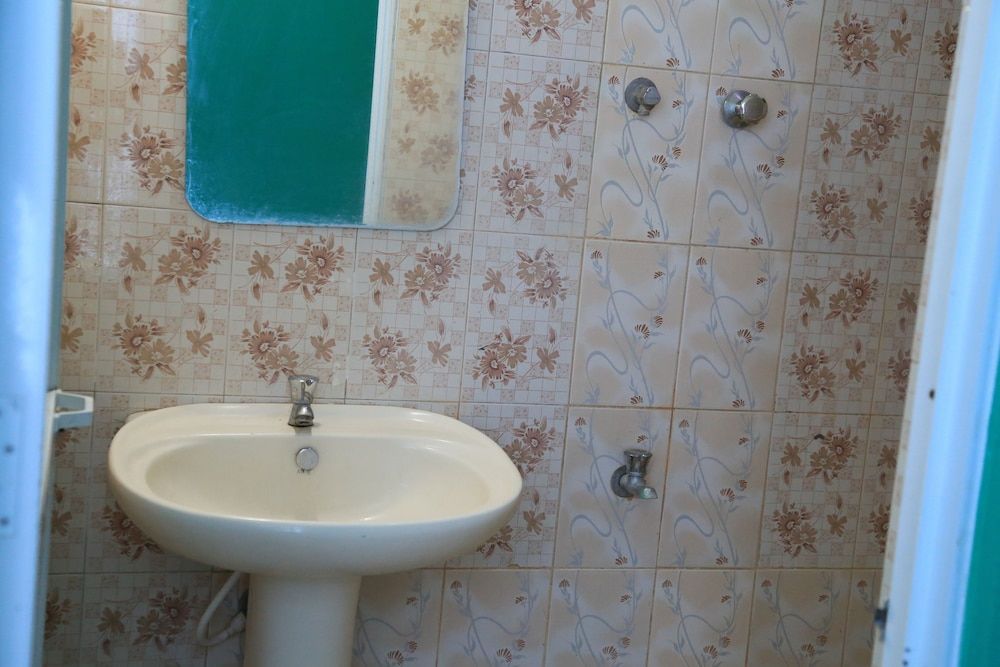 Kings Hotel Restaurant & Bar Family Triple Room, City View 8