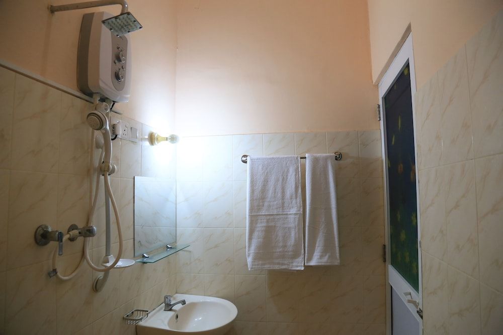 Kings Hotel Restaurant & Bar Family Triple Room, City View 9