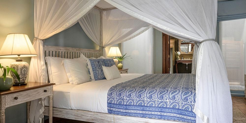 Maniumpathy Deluxe Room 2 ( Poornam )