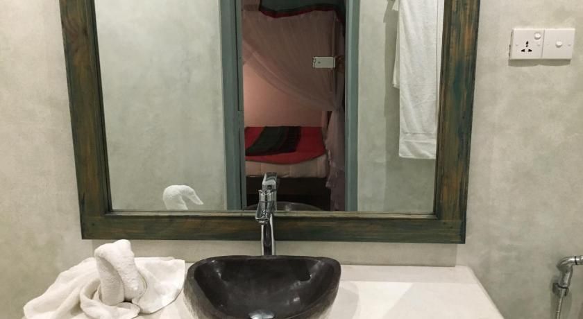 Khalids Guest House Galle Deluxe Twin Room 14