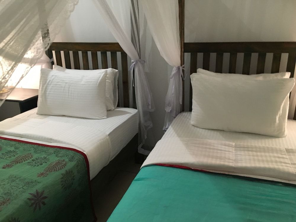 Khalids Guest House Galle Deluxe Twin Room 6