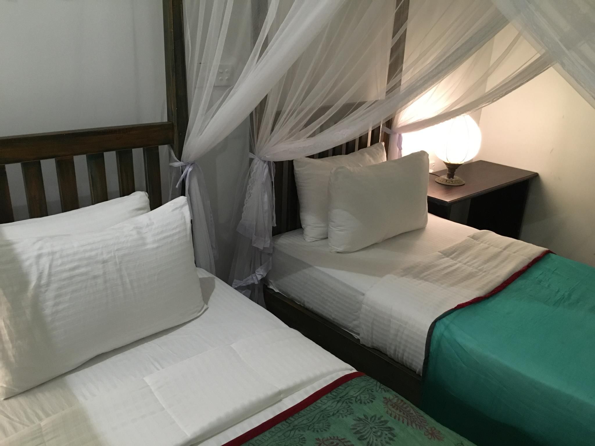 Khalids Guest House Galle Deluxe Twin Room 8