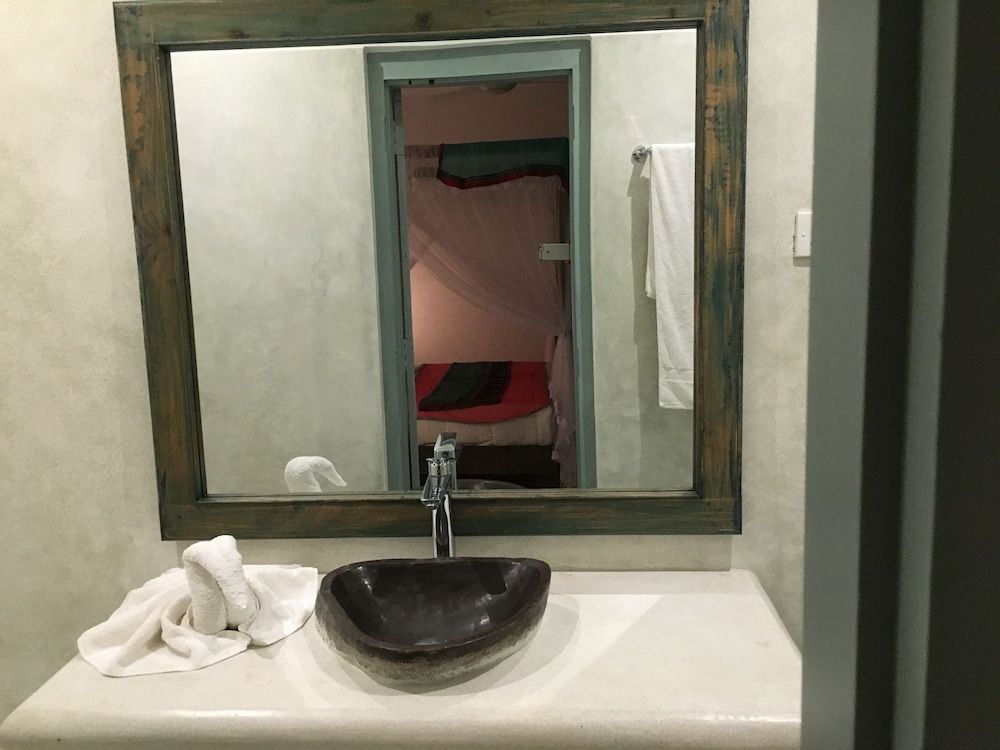 Khalids Guest House Galle Deluxe Twin Room 11
