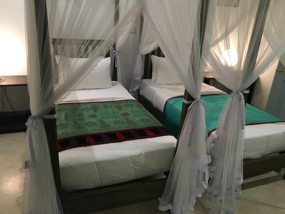 Khalids Guest House Galle Deluxe Twin Room