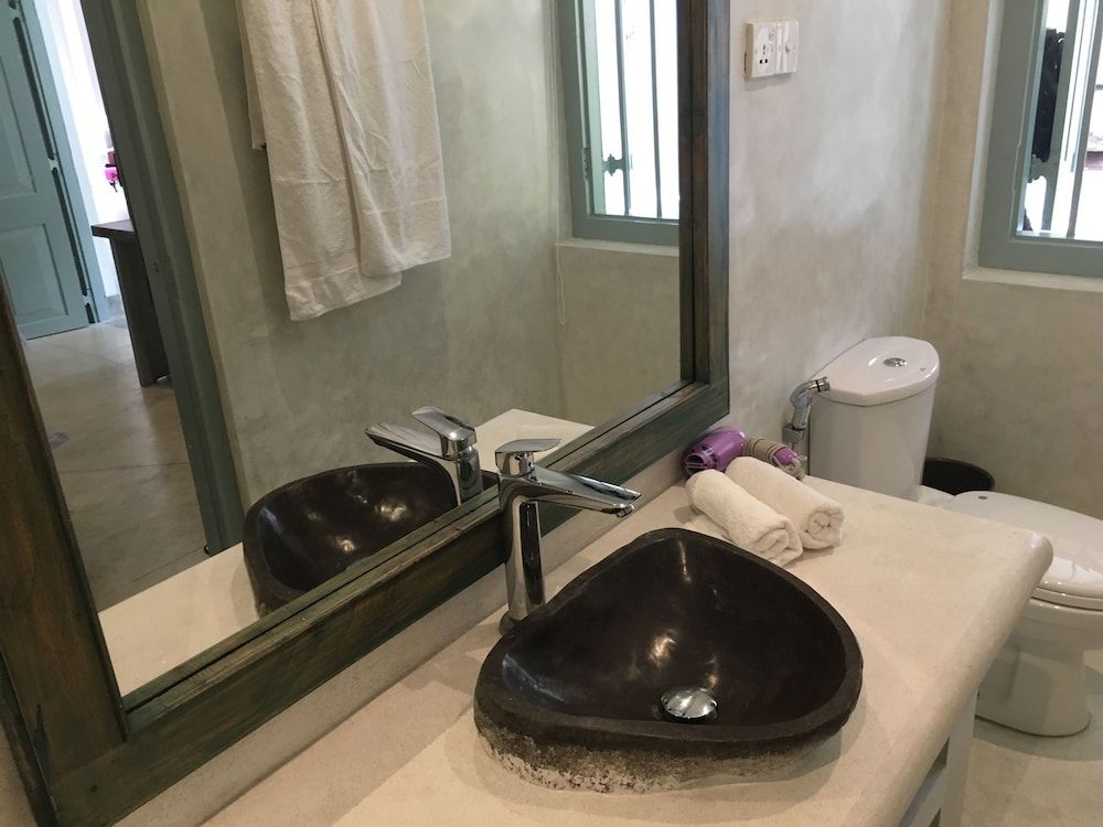 Khalids Guest House Galle Deluxe Twin Room 10