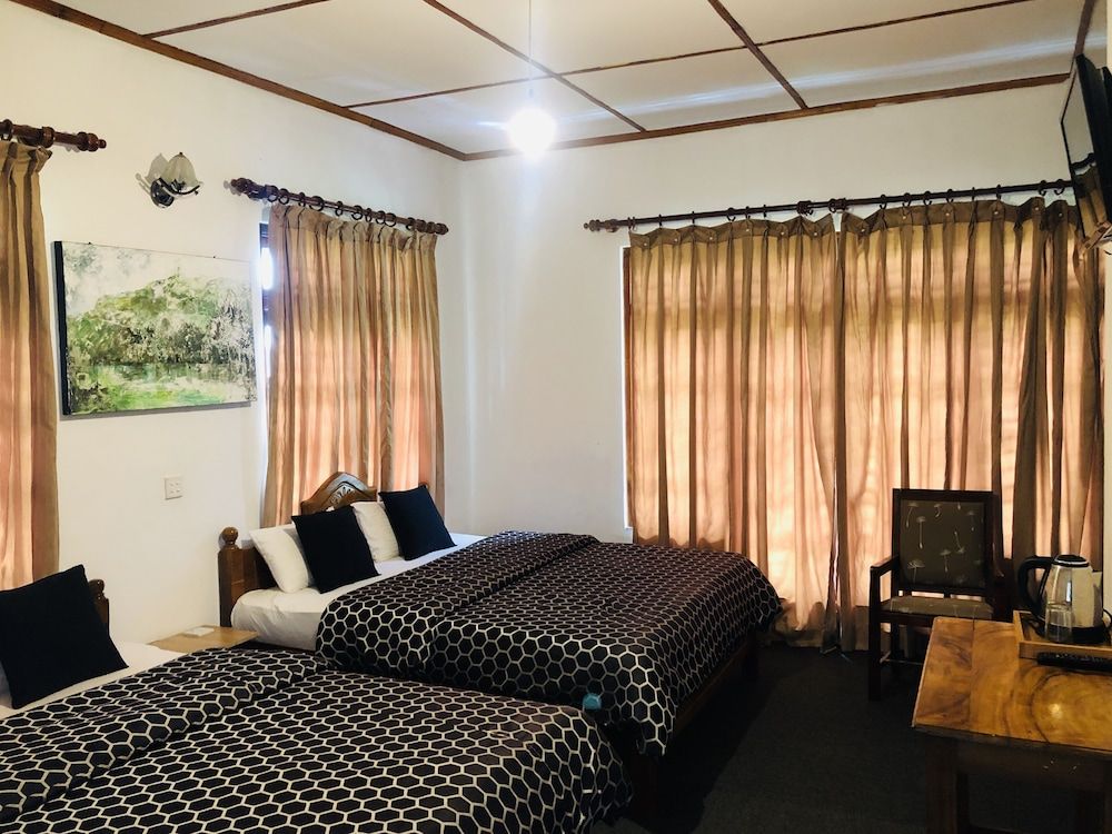 Royal Mount Hotel Quadruple Room 8