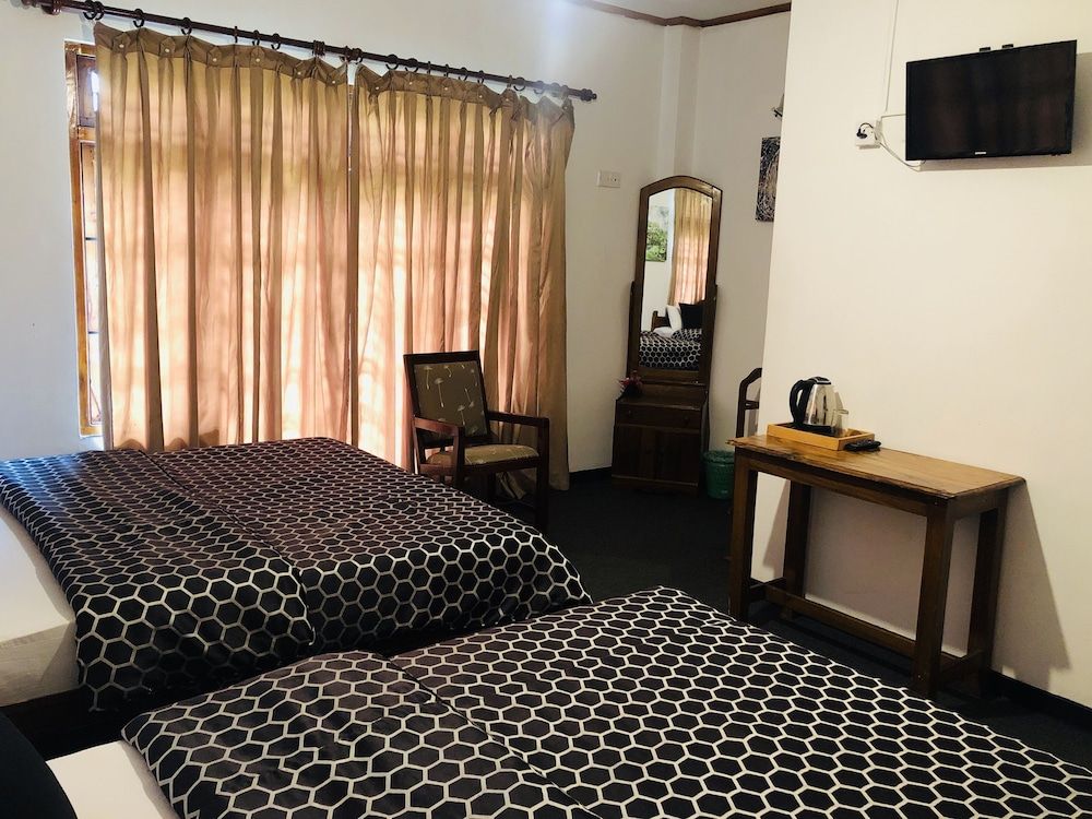 Royal Mount Hotel Quadruple Room 13