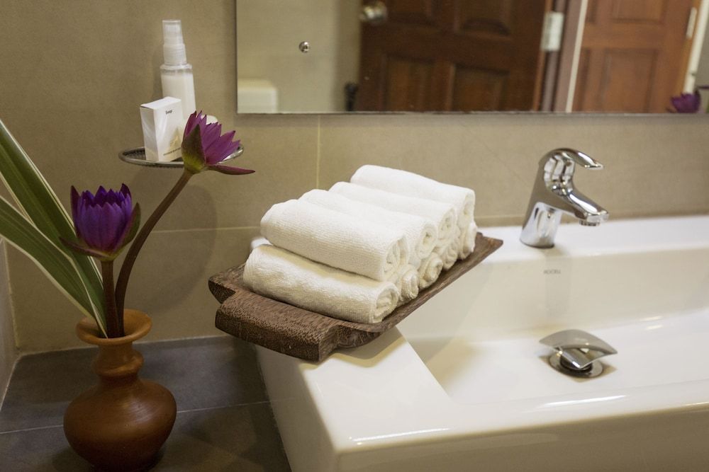 Rockside Beach Resort Deluxe Room 18