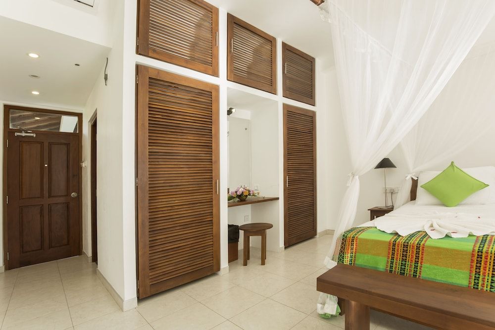 Rockside Beach Resort Deluxe Room 6