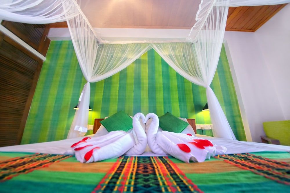 Rockside Beach Resort Deluxe Room 8