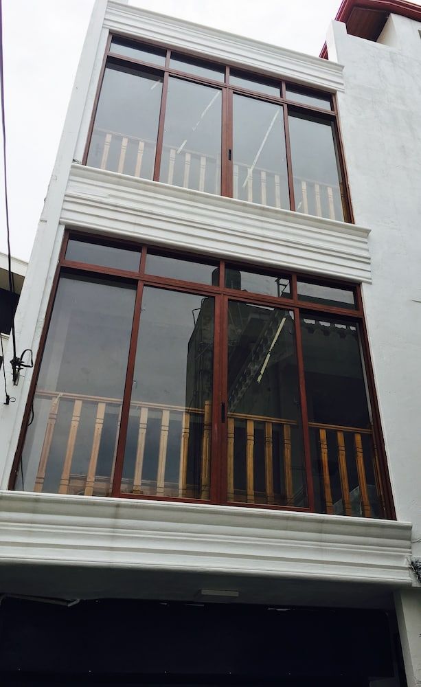 undefined White Avenue 3