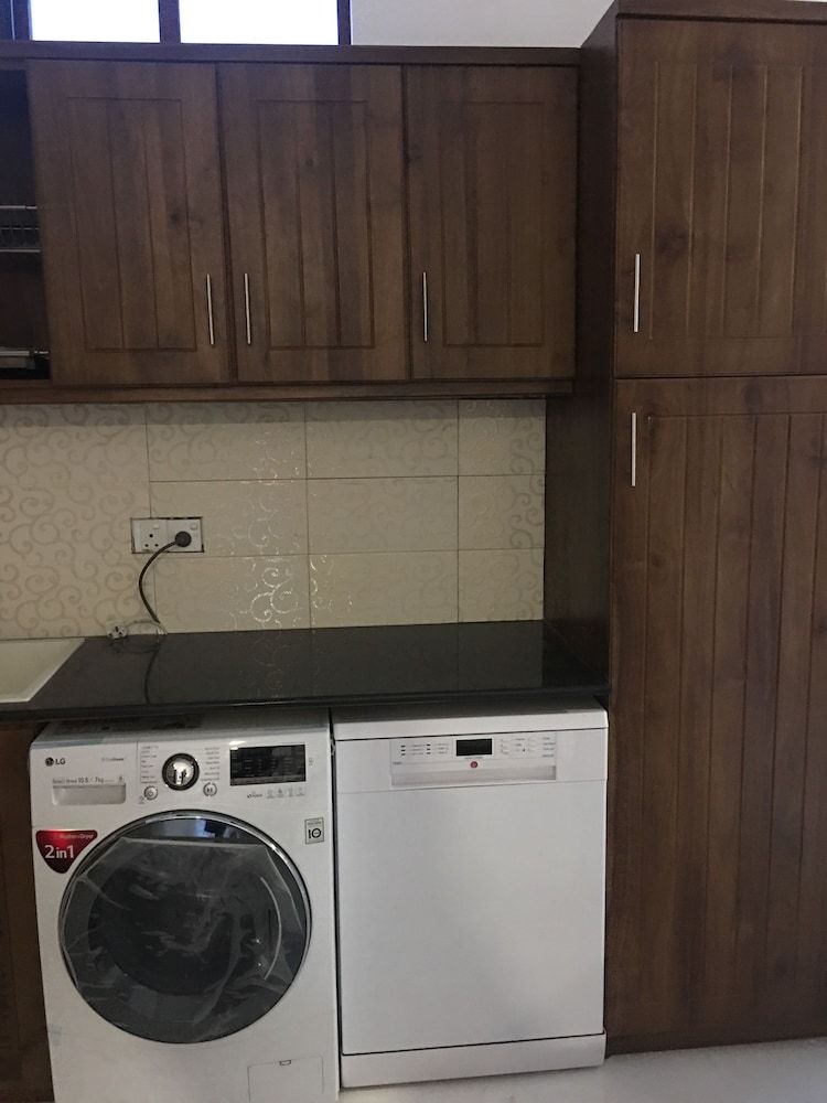 undefined White Avenue 7