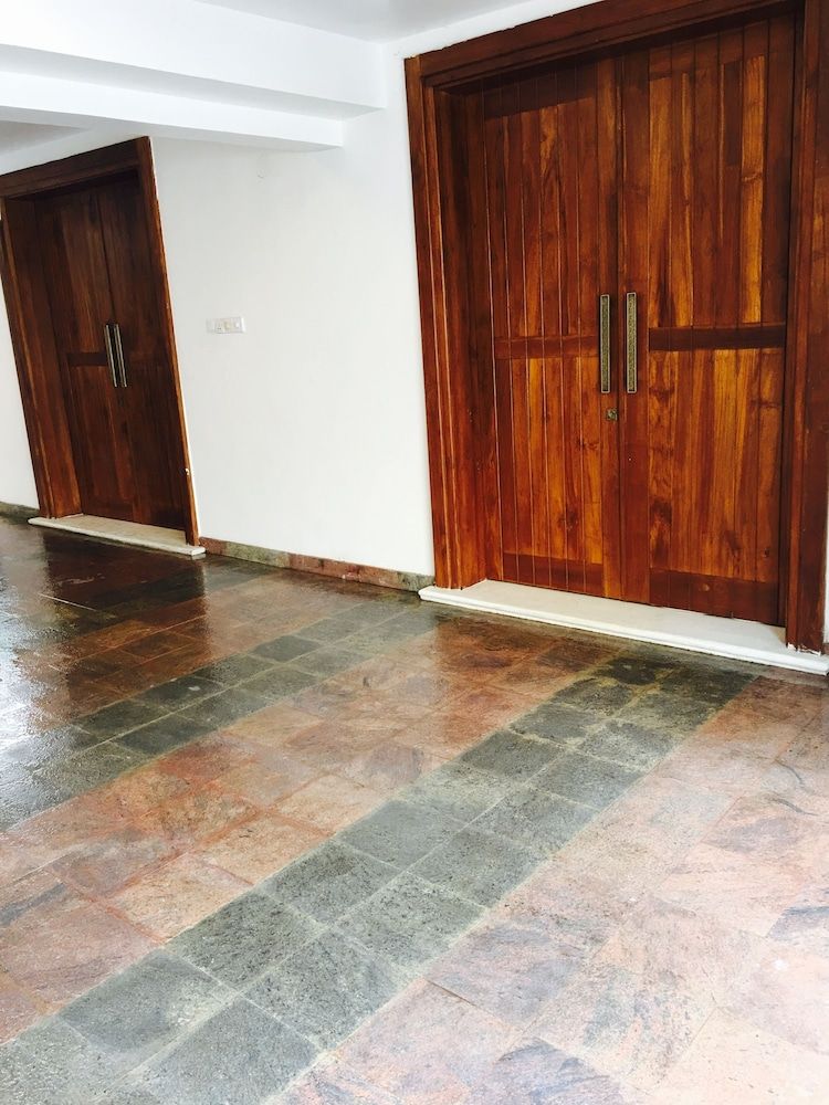 undefined White Avenue 2