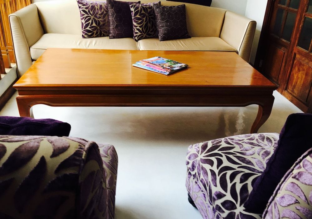 undefined White Avenue 9