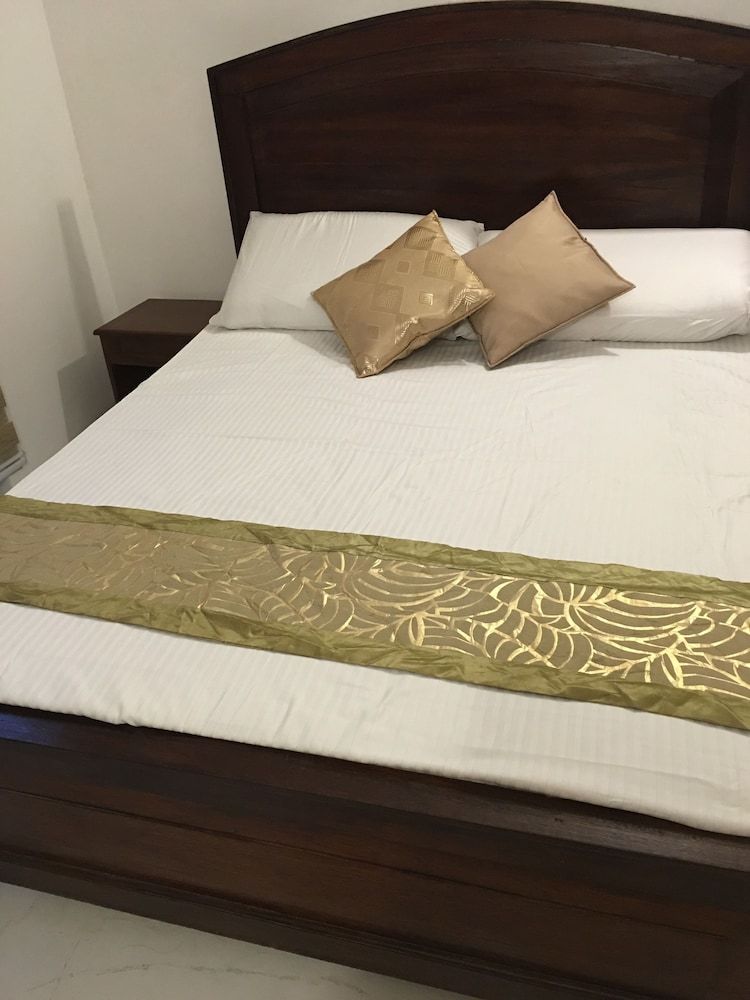 undefined White Avenue 6