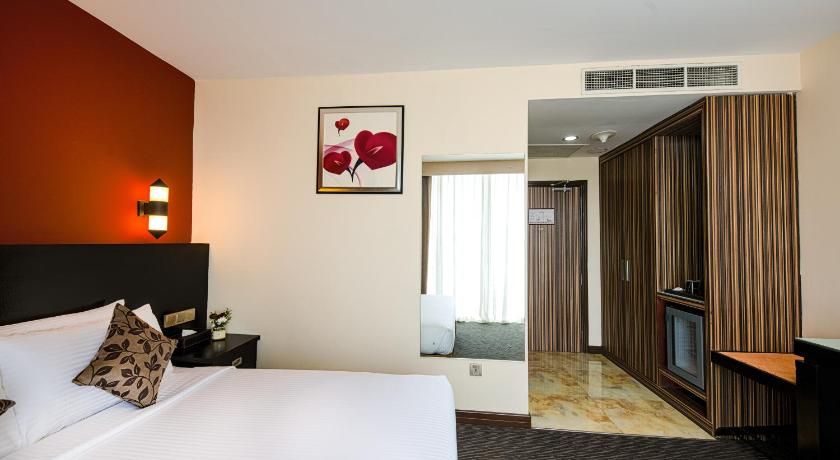 Pearl Grand by Rathna Deluxe King Room