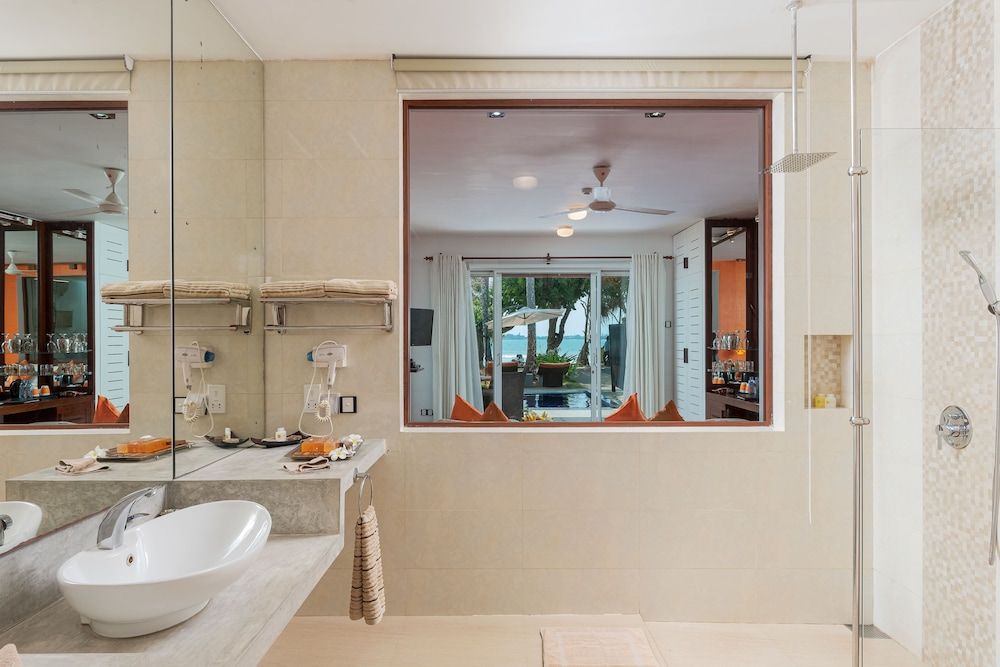 DELUXE ROOM PLUNGE POOL WITH PRIVATE JACUZZI AND SEA VIEW