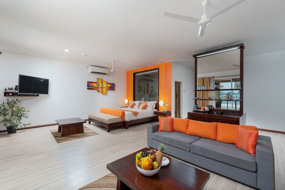PRIVILEGE SUITE WITH PRIVATE JACUZZI AND SEA VIEW
