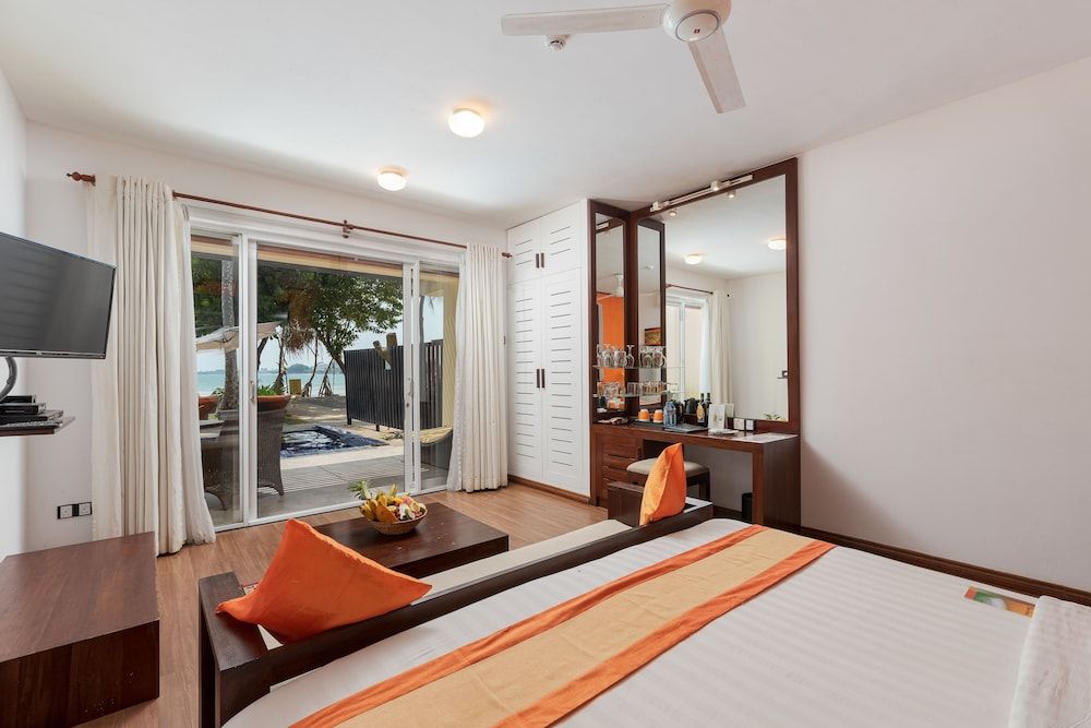 DELUXE ROOM PLUNGE POOL WITH PRIVATE JACUZZI AND SEA VIEW