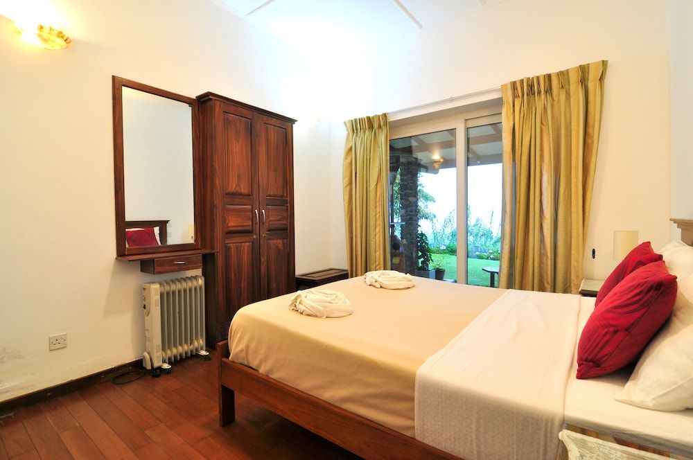 Clouds Holiday Bungalow Deluxe Double Room, Mountain View 3