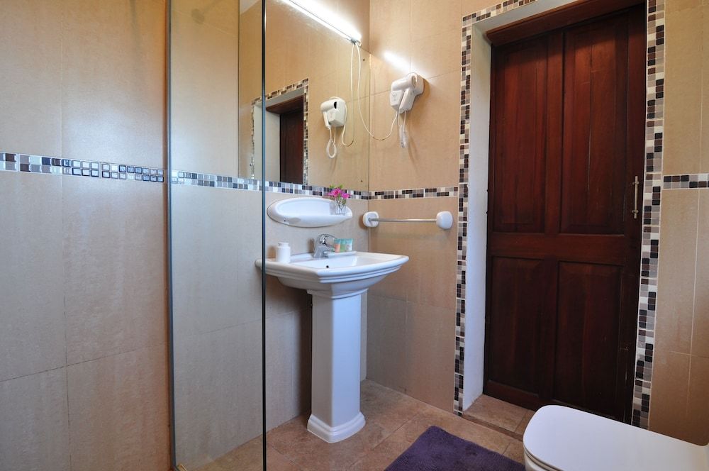 Clouds Holiday Bungalow Deluxe Double Room, Mountain View 13