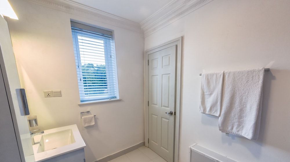 Kent Cottage Deluxe Twin Room, 2 Twin Beds, Bathtub 5