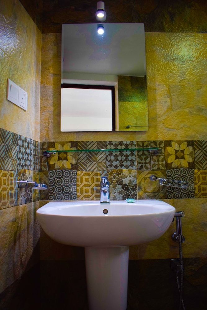 Blue Moon Hotel Twin Room 6