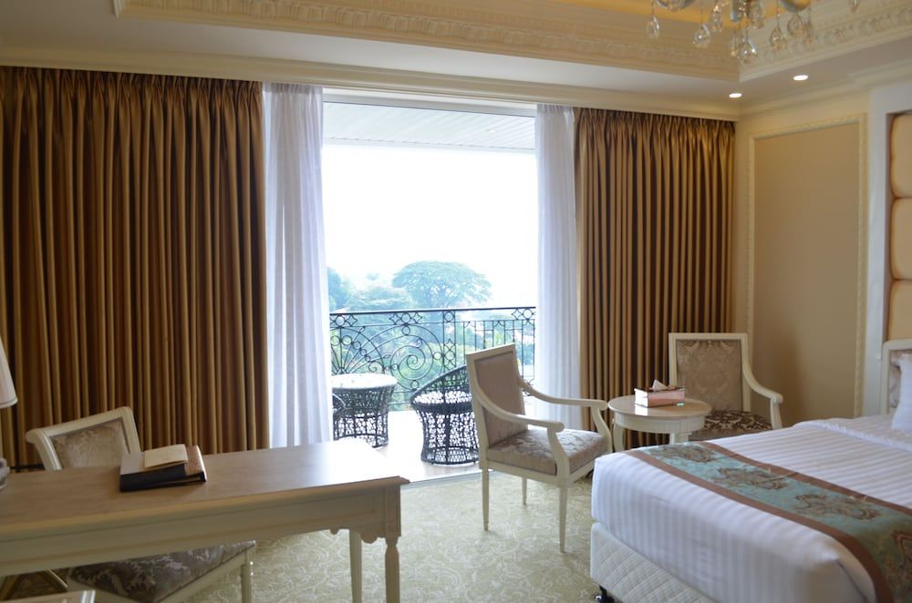 The Grand Kandyan Deluxe Room with Balcony 4