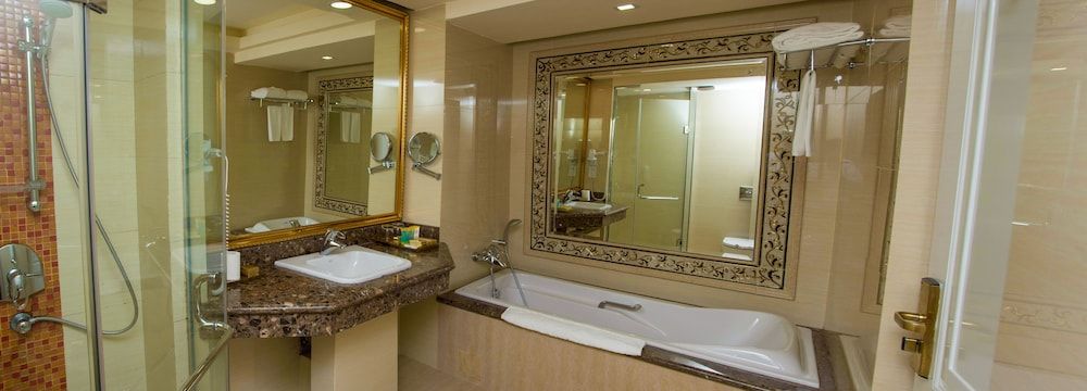 The Grand Kandyan Deluxe Room with Balcony 5