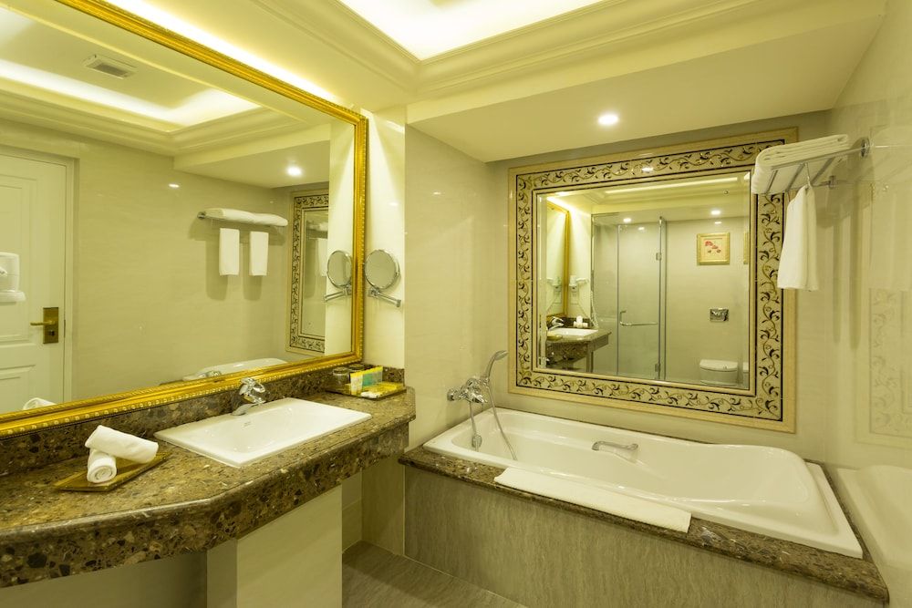 The Grand Kandyan Deluxe Room with Balcony 6